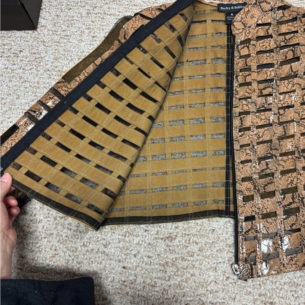 Becky&Bobby Chic Gold and Black Patterned Blazer - Picture 11 of 16